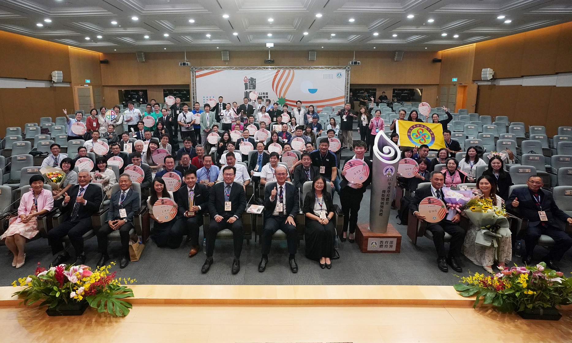 (圖)(附件照片1)1121031-2-Group photo of attendees at the 2023 School Sports Beacon of Excellence Award ceremony.